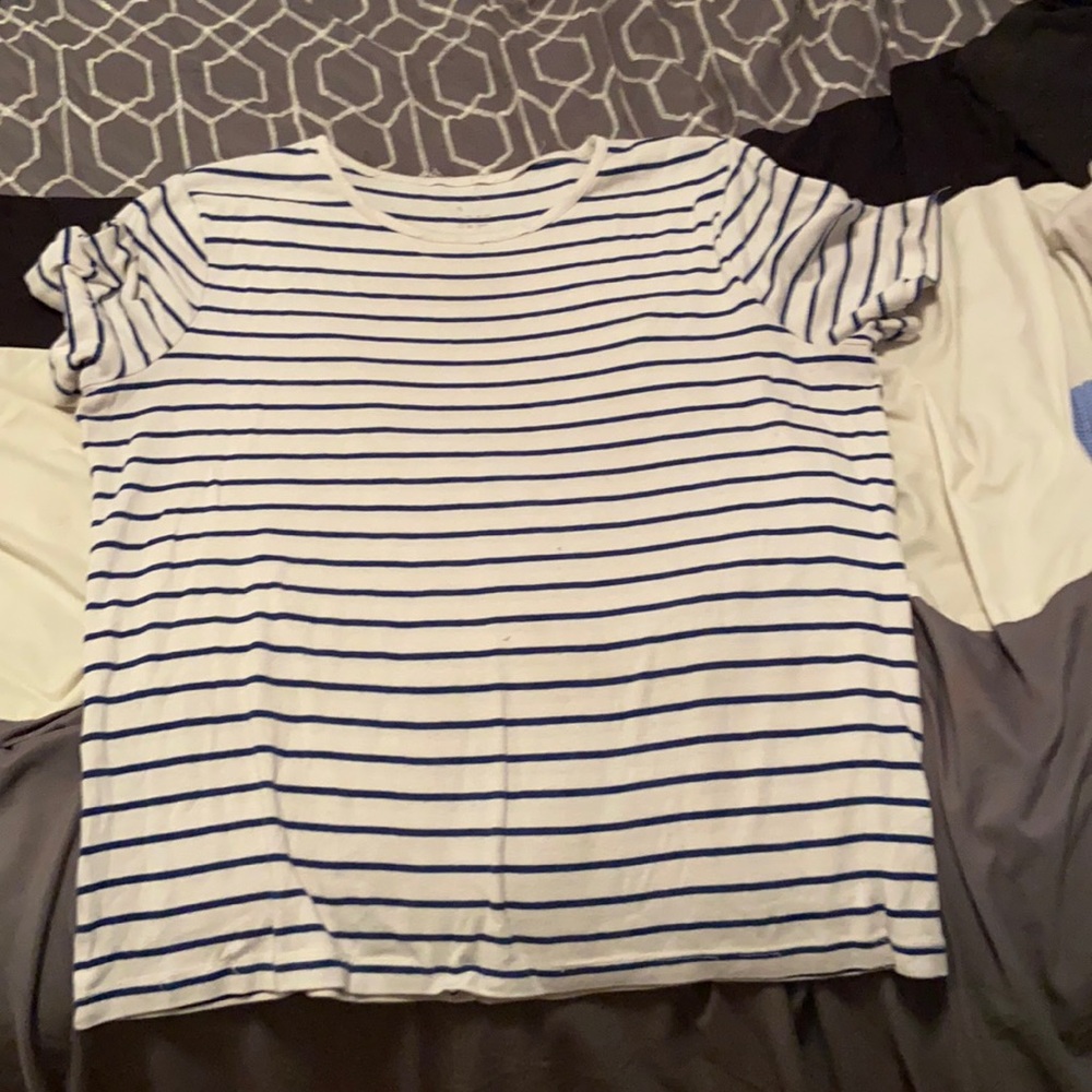 The size is a XL and the color is blue and white hope u like it